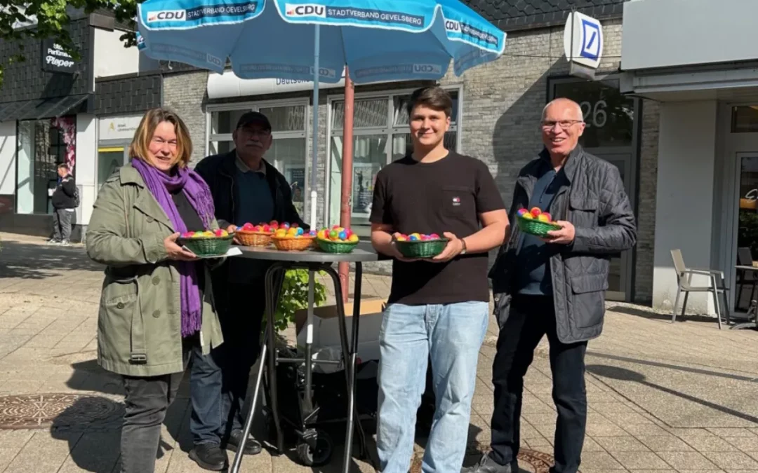 Traditionelles Ostereierverteilen in der Fußgängerzone