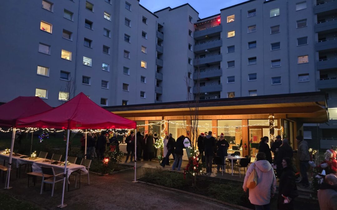 Weihnachtsbaumschmücken brachte stimmungsvolles Miteinander