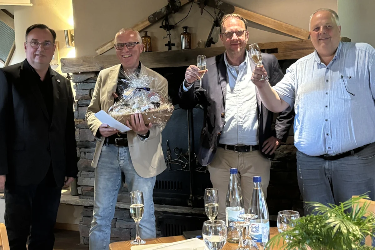 Der CDU-Kreisvorsitzende Ulrich Oberte-Padtberg überreicht die Ehrenurkunde an Hans-Günther Adrian